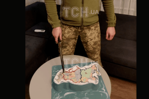 Головному розвінику України на день народження подарували торт у вигляді росії