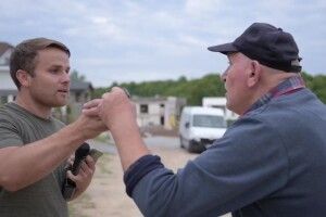 Охоронець з палицею напав на журналіста під час зйомки