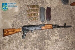 Волинянин зберігав удома автомат Калашникова з набоями