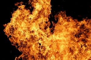 Троє людей згоріли у вагончику на автостоянці у Львові (Фото)