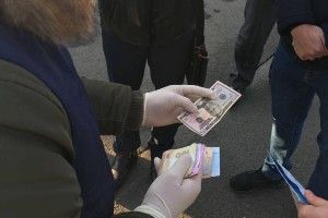 На Волині брокер одержав 200 доларів хабара