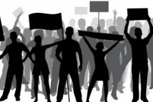 «90-ті повертаються»: азербайджанці протестують біля будівлі МВС