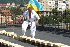 Український каратист встановив світовий рекорд із розбивання дощок ногою