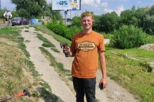 Добре, що є такі хлопці: лучани більше не рватимуть взуття об штирі біля мосту поряд з Новою Лінією (Фото)