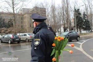 Одеська поліція «полювала» на жінок – з букетами тюльпанів за спиною