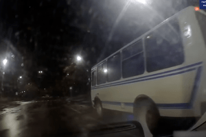 У Луцьку автобус не пропустив «швидку», яка мчала на виклик (Відео)