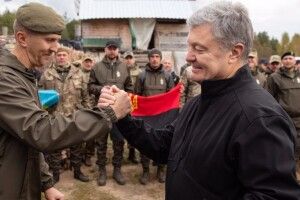 «Друже Президент»: доброволець Олекса Сокіл вручив Петру Порошенку іменну відзнаку «30 років Незалежності України»