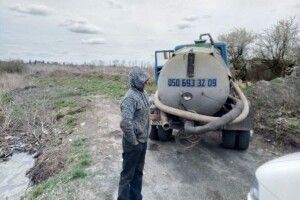 Біля Луцька нечистоти злили просто в полі