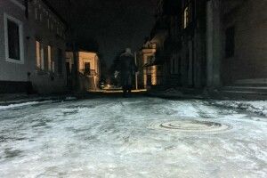 В історичній частині Луцька діє примусова ковзанка для всіх пішоходів (Фото)