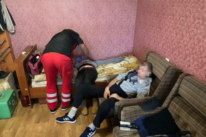 На Рівненщині компанія чоловіків так напилася, що не змогла відімкнути двері лікарям «швидкої» (Фото)