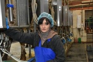 Доярку, яка втекла від війни у білорусь, депортують з цієї країни. Через наклеп