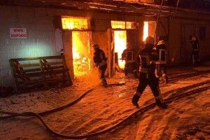 У Луцьку вночі горів складський бокс (Фото)