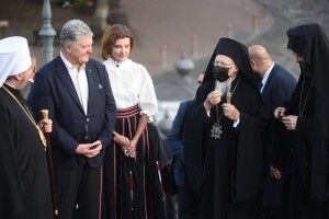 Петро Порошенко взяв участь у богослужінні в Андріївській церкві Києва, яке очолив Вселенський Патріарх Варфоломій