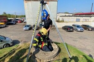 Волинські рятувальники тренувались рятувати потерпілих з колодязів