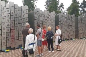 З іменами усіх вбитих: в Бучі відкрили меморіал жертвам російської окупації