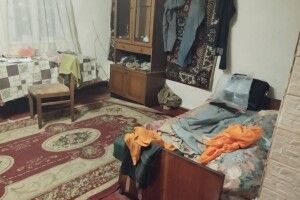 На Поліссі син вдарив батька ножем за те, що не пустив за стіл