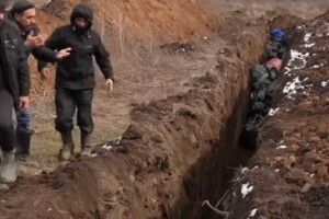 Геноцид. Опублікували страшні кадри поховання комунальниками мирного населення (Відео 18+)