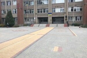 У Луцьку подвір’я школи №26 виклали бруківкою 