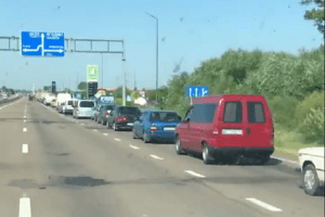 До озера Світязь черга автомобілів розтягнулася на 30 кілометрів (Відео) 