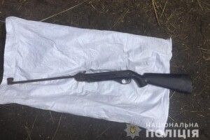 Амфетамін та зброя: у селищі на Волині поліцейські провели обшуки