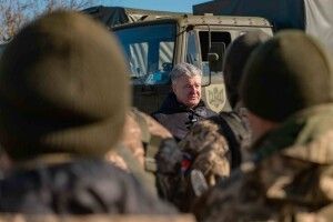 Порошенко привіз у бригаду ППО на Півдні DAFи та обладнання для мобільного командного пункту (Фото, відео)