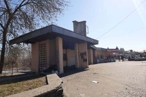 Колишня зупинка «Центральний ринок» у Луцьку обростає сміттям