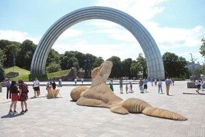 У центрі Києва встановили скульптуру дядька з голою дупою (Фото)
