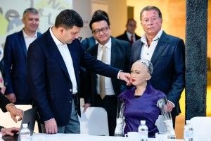 Володимир Гройсман поспілкувався з роботом Софією про Україну