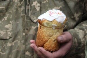  Землякам-захисникам передали пасочки з Любешова