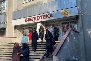 У Луцьку рятувальники евакуювали людей з бібліотеки (Фото) 