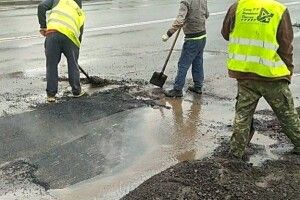 Рівненські майстри-дорожники практикують технологію вкладання асфальту просто в калюжі (Фото)