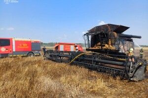 На Волині в полі згорів комбайн