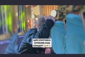 Відомий співак заплакав на сцені з хлопчиком, який втратив на війні рідну людину (Відео)