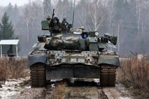 На Сумщині місцеві жителі зупинили Т-90, скинули з танка окупанта, взяли в полон і змусили кричати «Слава Україні» (Відео)