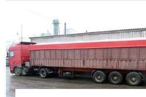 Водія вантажівки причавило кабіною при ремонті авто: чоловік загинув