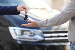 Продають «конфісковані» автомобілі: українців попередили про фейк