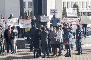 Під стінами облради мітинг через розбиті дороги