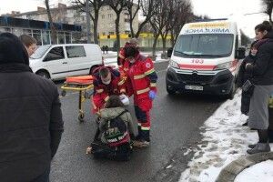 У центрі Луцька машина збила дівчину (Фото)