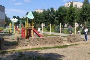 У Луцьку демонтують дитячий майданчик на Молоді (Відео)