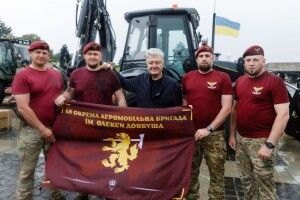 Порошенко передав екскаватори та іншу техніку підрозділам Сил оборони на фронт