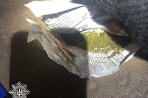 Вночі лучани викликали патрульних, бо в під’їзді побачили наркомана