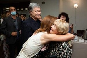 Петро і Марина Порошенки особисто привітали Аду Роговцеву