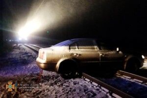 Хотів переїхати колію: водій застряг просто на рейках (Фото)