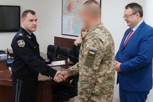 У Нацполіції нагородили військового, який врятував від катувань собаку
