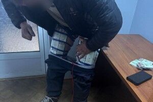 На Волині водій вантажівки сховав сотню пачок сигарет під штанами (Відео)