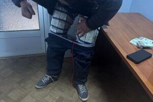 На Волині водій вантажівки хотів підпільно провезти на собі цигарки в Польщу