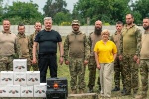 Допомога для контрнаступу: Порошенко привіз 10 безпілотників у 24-ту ОМБр імені Короля Данила