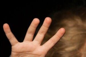 На Рівненщині засудили чоловіка за неодноразове зґвалтування 10-річної падчерки