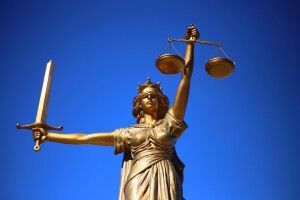 Катували жертву в прямому ефірі: суд заарештували блогерів