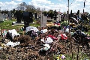 Волинський священник закликає прибрати кладовище